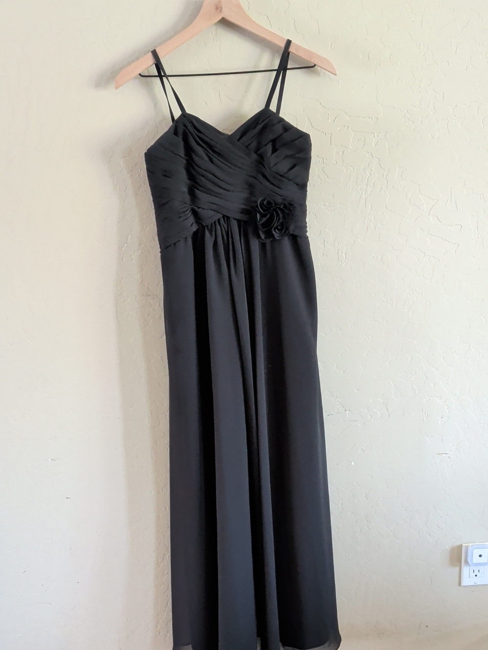 Elegant Black Spaghetti-Strap Evening Dress